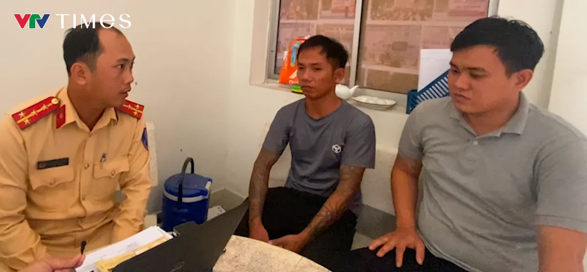 L&agrave;m rơi cuộn t&ocirc;n 20 tấn xuống đường, t&agrave;i xế bị phạt 10 triệu đồng v&agrave; trừ 4 điểm giấy ph&eacute;p l&aacute;i xe- Ảnh 1.