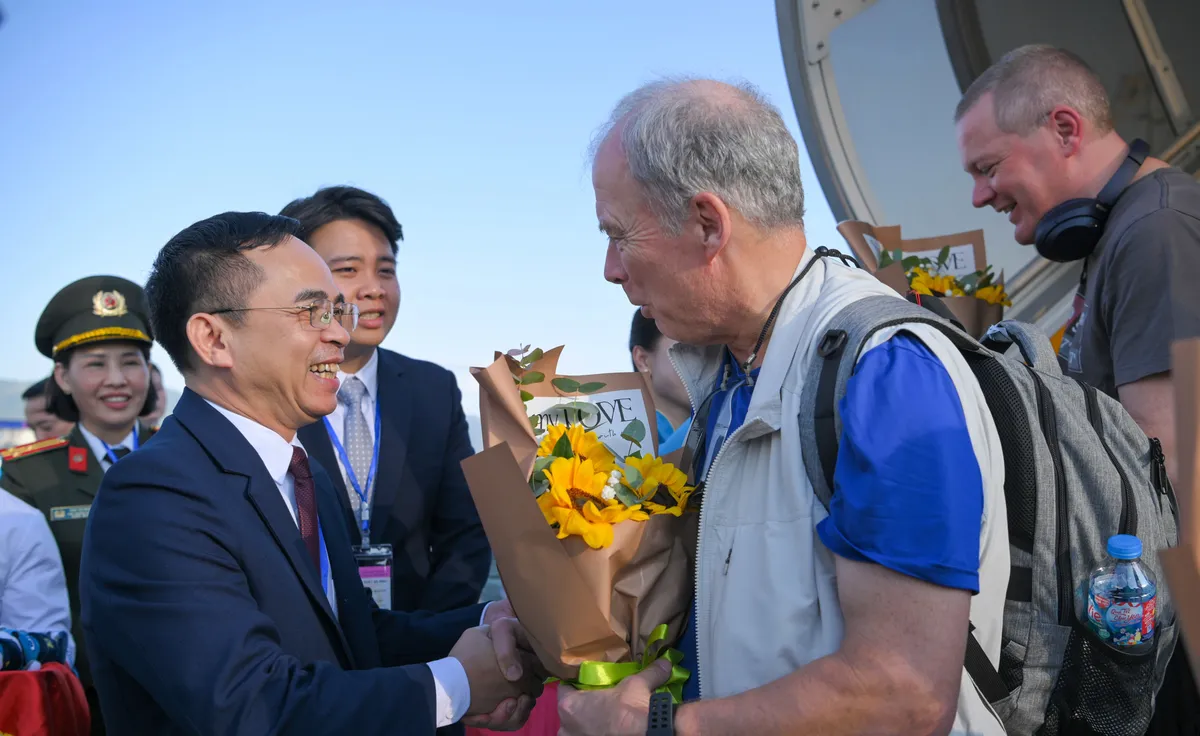 Điện Bi&ecirc;n ch&agrave;o mừng du kh&aacute;ch v&agrave; chuyến bay đầu ti&ecirc;n năm 2026 - Ảnh 3.