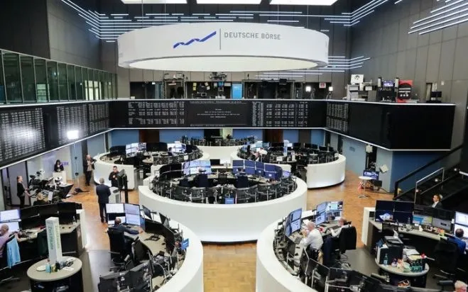 Giao dịch viên tại sàn chứng khoán Frankfurt, Đức. (Ảnh: THX/TTXVN)