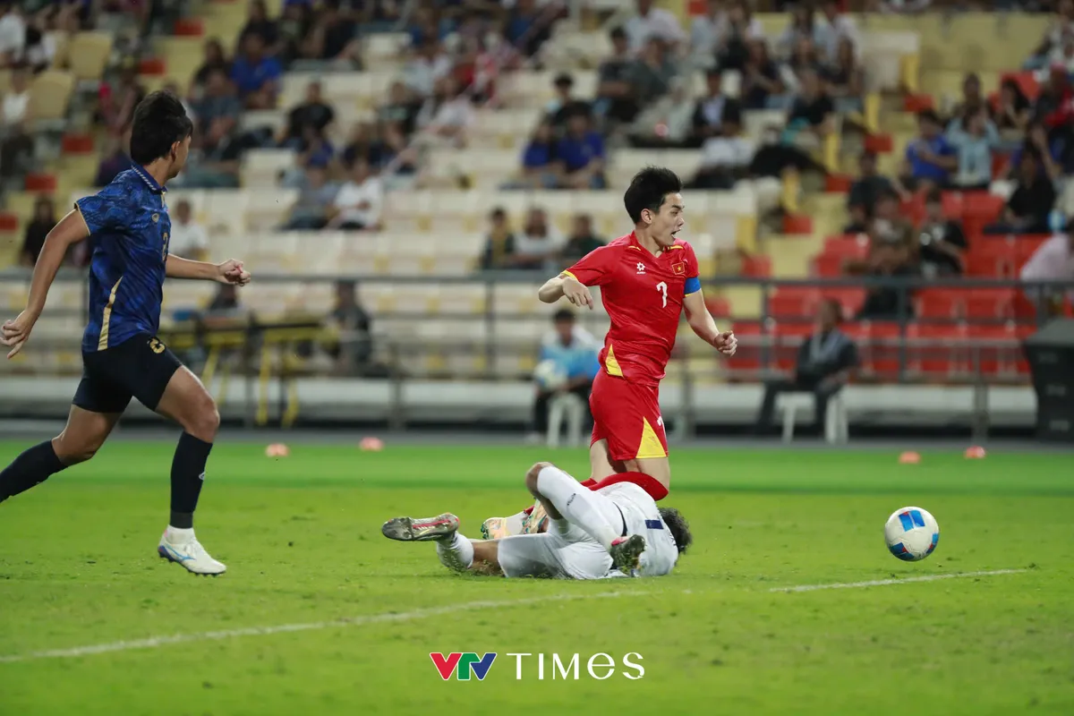 Bóng đá Việt Nam và dấu ấn HLV Kim Sang-Sik: Thành công không tới từ những phép màu- Ảnh 6.