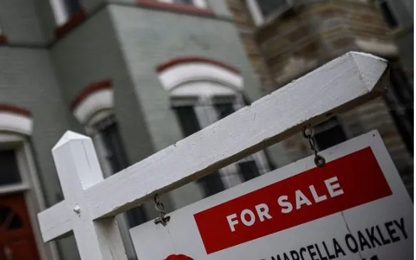 Một ngôi nhà treo biển rao bán tại Washington, D.C. (Mỹ). (Ảnh: AFP/TTXVN)