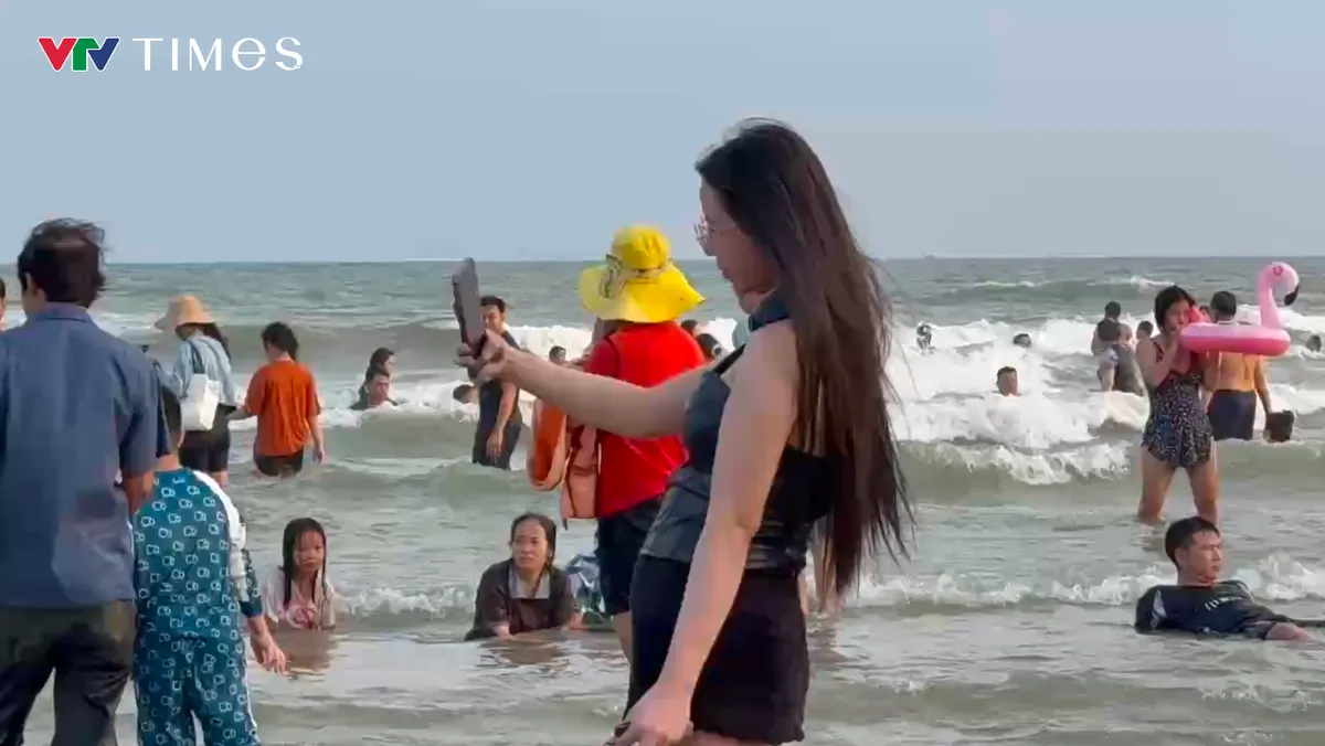 H&agrave;ng ng&agrave;n du kh&aacute;ch đổ về Vũng T&agrave;u, c&aacute;c b&atilde;i tắm qu&aacute; tải dịp Tết dương lịch - Ảnh 2.