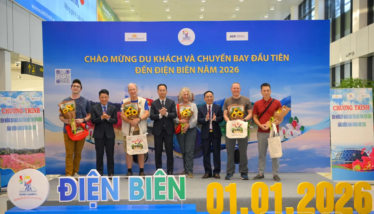Điện Bi&ecirc;n ch&agrave;o mừng du kh&aacute;ch v&agrave; chuyến bay đầu ti&ecirc;n năm 2026 - Ảnh 2.