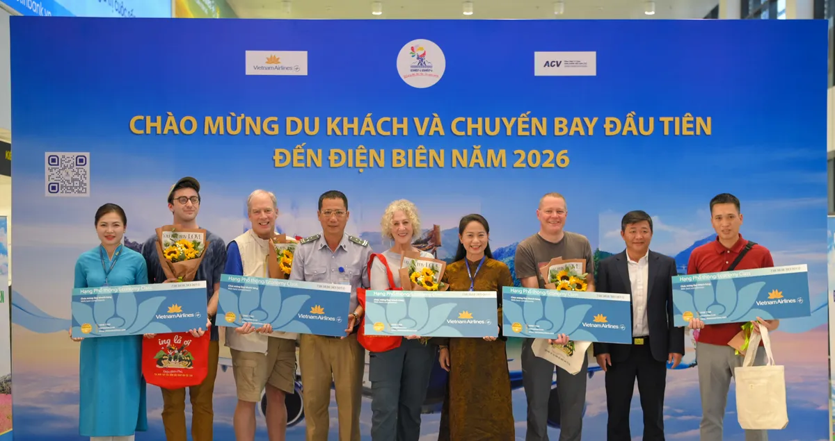 Điện Bi&ecirc;n ch&agrave;o mừng du kh&aacute;ch v&agrave; chuyến bay đầu ti&ecirc;n năm 2026 - Ảnh 1.