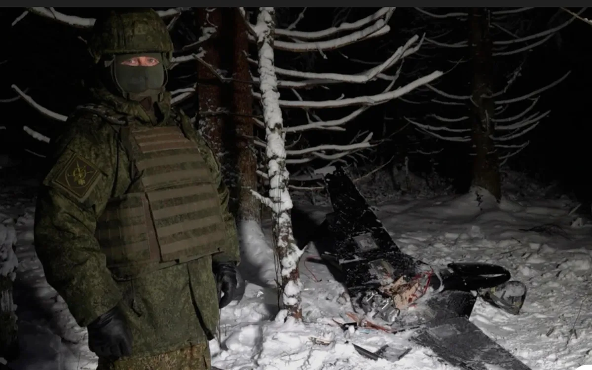 Binh sĩ Nga đứng cạnh xác chiếc máy bay không người lái mà theo Bộ Quốc phòng Nga đã bị bắn hạ trong một cuộc tấn công được cho là do Ukraine thực hiện nhằm vào dinh thự của Tổng thống Putin (Ảnh: AP)