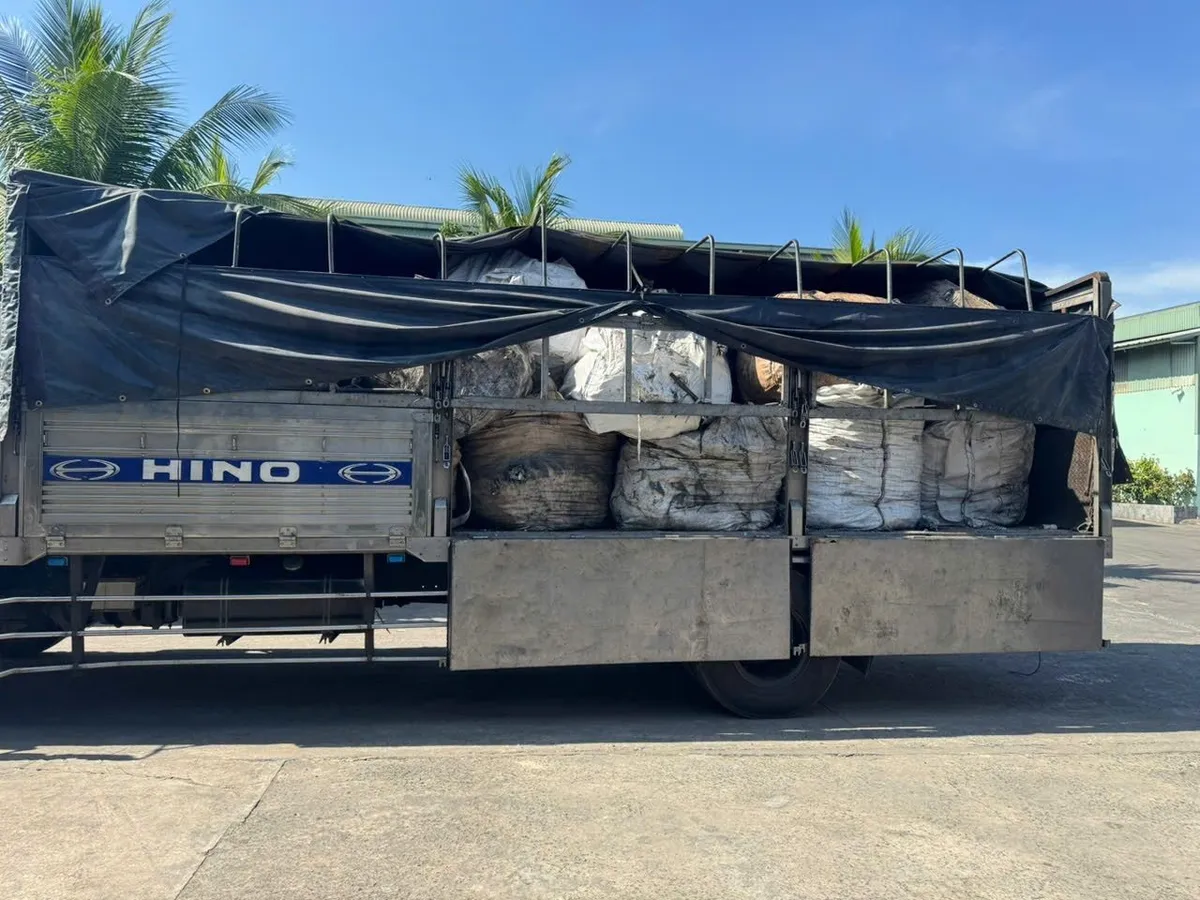 Ph&aacute;t hiện xe tải vận chuyển tr&aacute;i ph&eacute;p 6 tấn chất thải c&ocirc;ng nghiệp ở Đồng Nai- Ảnh 1.