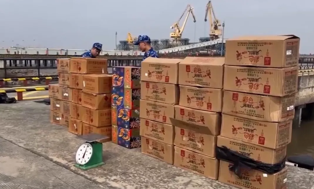 Phát hiện xuồng vận chuyển trái phép hơn 500kg pháo nổ- Ảnh 1. Phát hiện xuồng vận chuyển trái phép hơn 500kg pháo nổ- Ảnh 1.