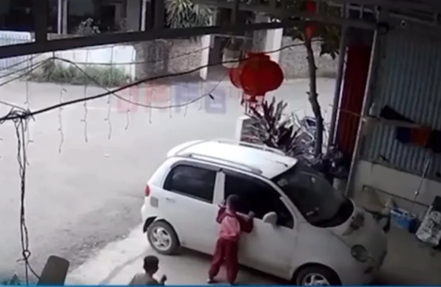 &Ocirc; t&ocirc; đỗ tr&ecirc;n h&egrave; bất ngờ tr&ocirc;i ra đường do qu&ecirc;n k&eacute;o phanh tay- Ảnh 1.