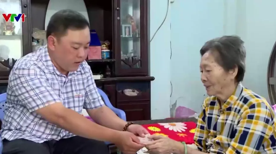 Triệu niềm vui từ m&oacute;n qu&agrave; đầu năm - Ảnh 1.