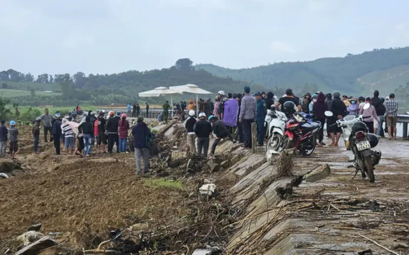 Người dân tập trung ở khu vực xảy ra vụ việc (Nguồn: PLO)