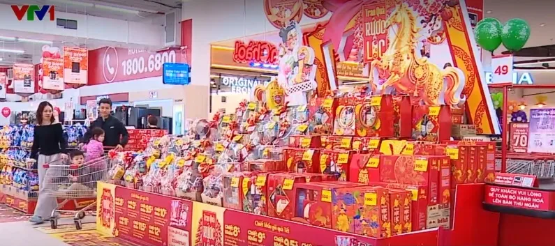 H&agrave;ng Tết v&agrave;o m&ugrave;a, người ti&ecirc;u d&ugrave;ng chủ yếu &ldquo;xem trước, mua sau&rdquo;  - Ảnh 1.