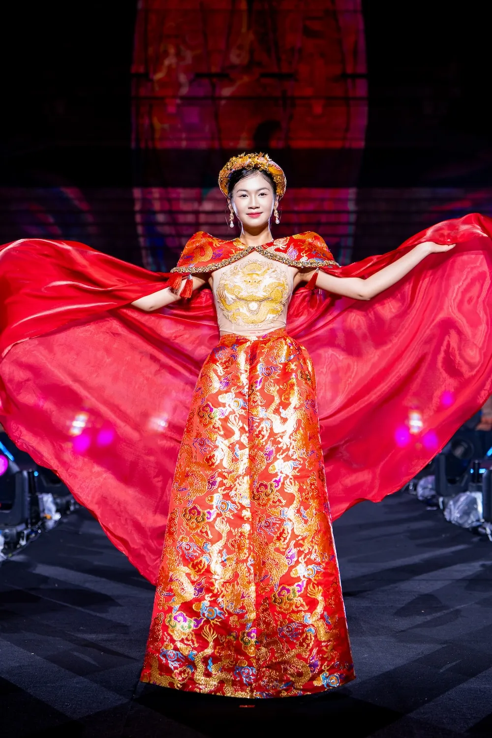 Vẻ đẹp tĩnh lặng của Tr&agrave;ng Anh qua BST "Bồng bềnh" của Cao Minh Tiến - Ảnh 6.