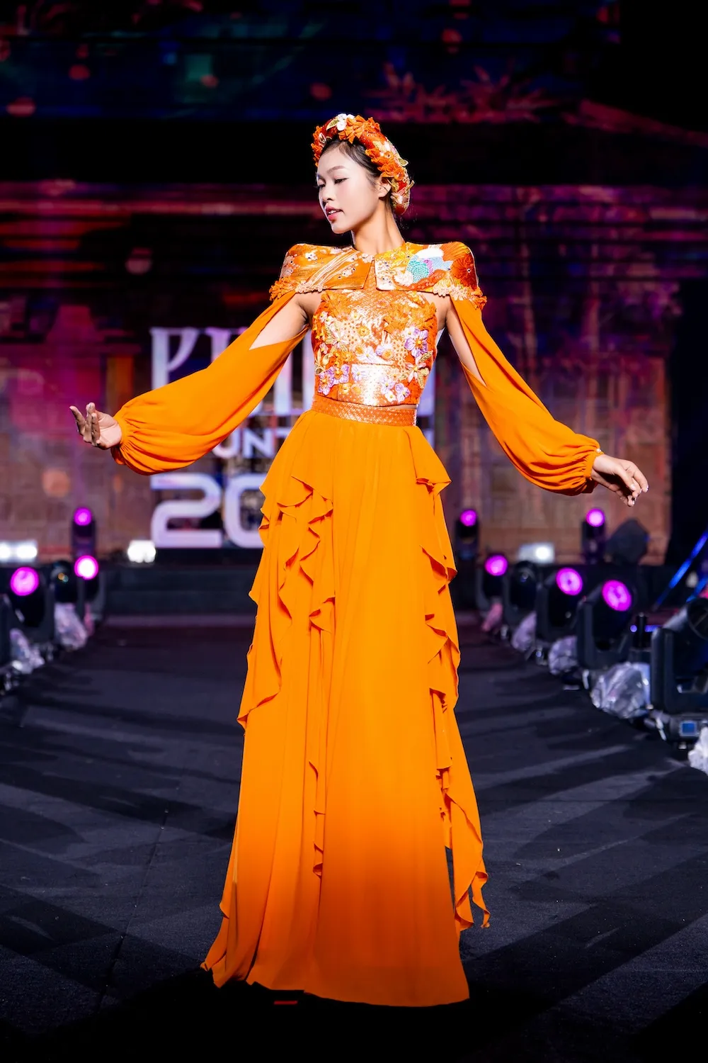 Vẻ đẹp tĩnh lặng của Tr&agrave;ng Anh qua BST "Bồng bềnh" của Cao Minh Tiến - Ảnh 4.