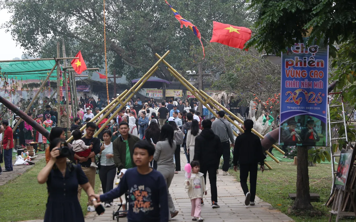 Cổng chào chợ phiên được trang trí bằng các dải thổ cẩm rực rỡ cùng hoa đào, hoa mận, tái hiện chân thực một góc Đông - Tây Bắc giữa lòng Hà Nội.