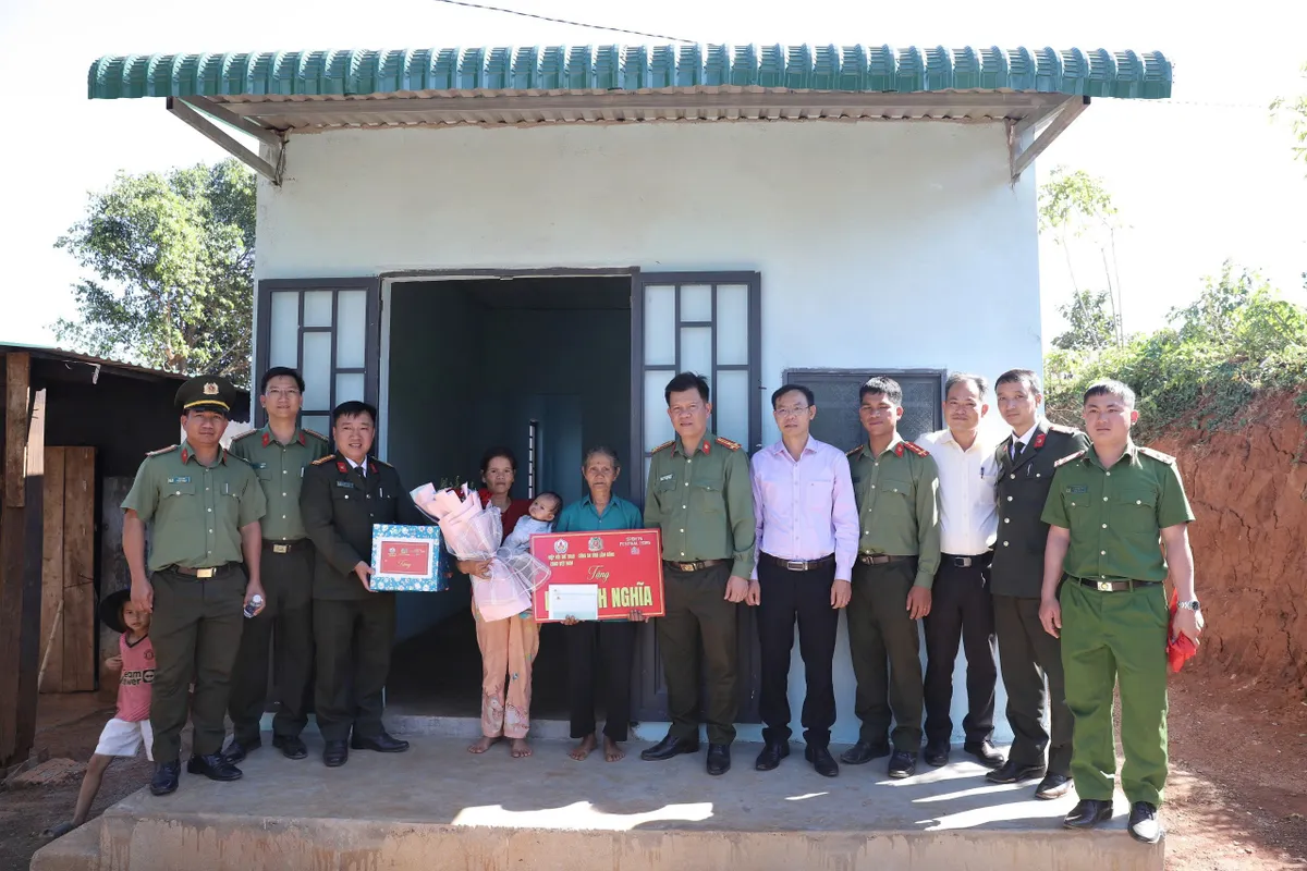 Mái ấm đầu năm cho các hộ dân vùng biên Lâm Đồng- Ảnh 2. Mái ấm đầu năm cho các hộ dân vùng biên Lâm Đồng- Ảnh 2.