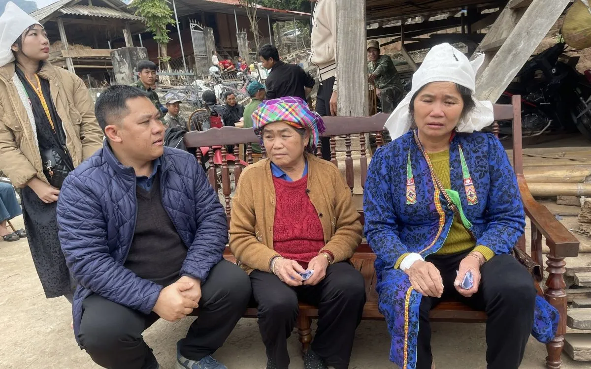 Lãnh đạo UBND xã Mường Giôn đến thăm hỏi, động viên gia đình các nạn nhân