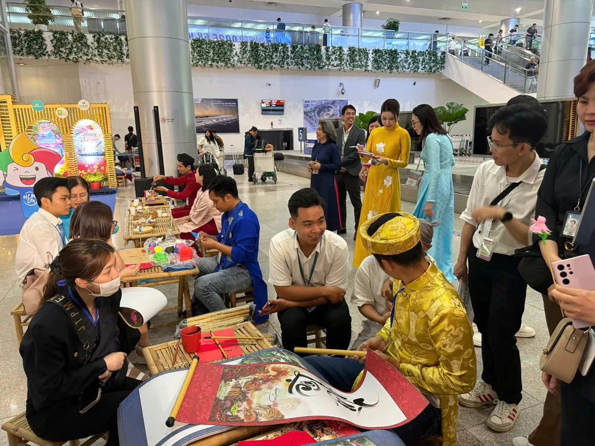 TP.HCM đ&oacute;n những đo&agrave;n kh&aacute;ch quốc tế đầu ti&ecirc;n x&ocirc;ng đất năm 2026- Ảnh 1.