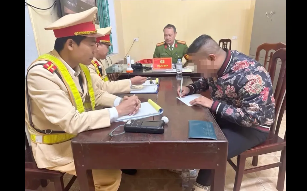 Chở cây cảnh "quá khổ": Tài xế bị xử phạt 39 triệu đồng, trừ 2 điểm giấy phép lái xe - Ảnh 1.