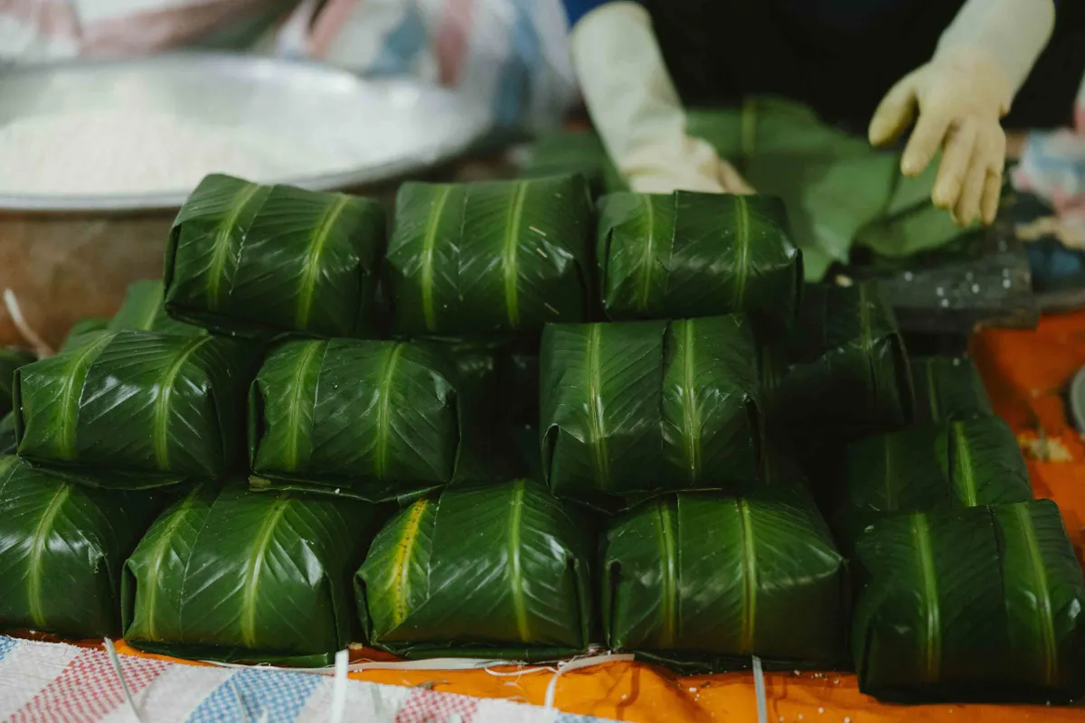 Lửa hồng xuy&ecirc;n đ&ecirc;m v&agrave; những đ&ocirc;i tay kh&ocirc;ng nghỉ ở "vương quốc" đặc sản Tết- Ảnh 3.