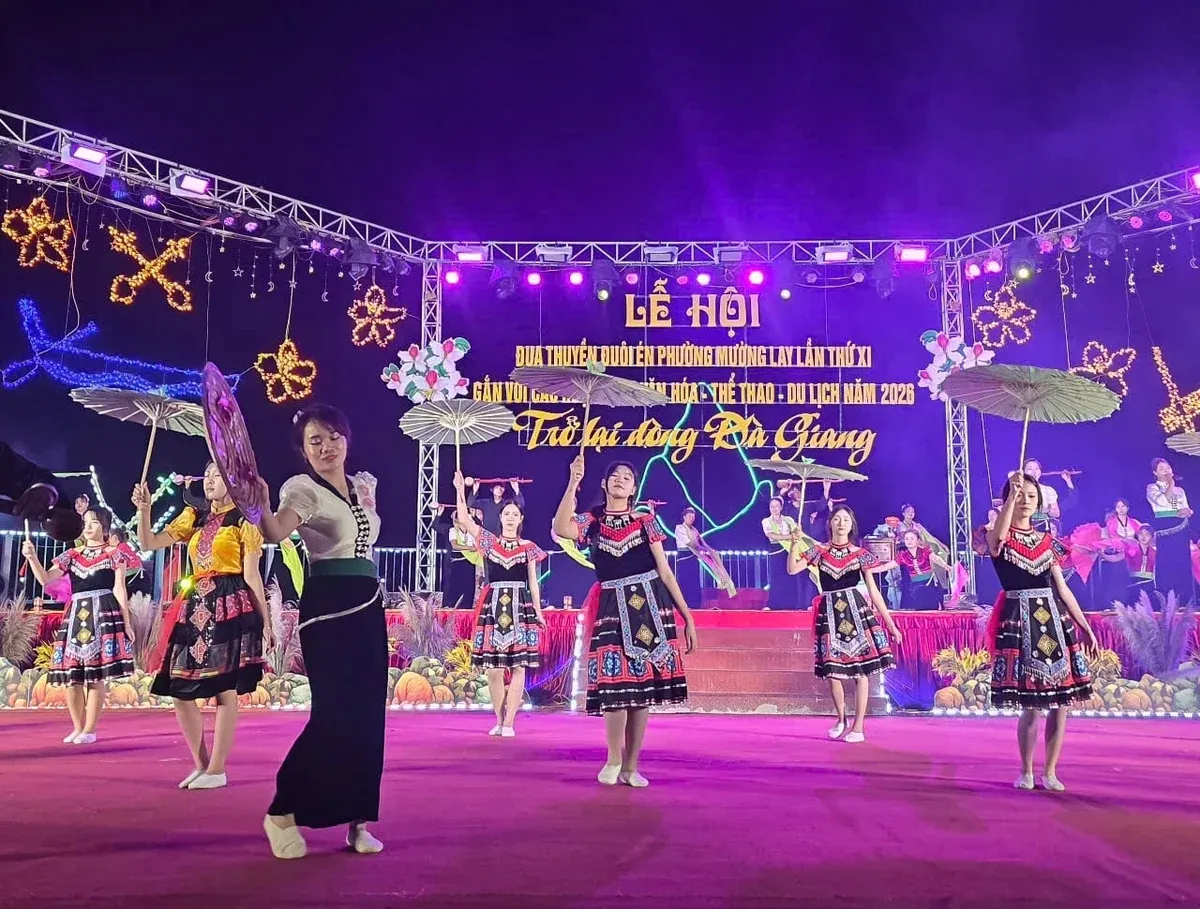 Điện Bi&ecirc;n khai hội Đua thuyền đu&ocirc;i &eacute;n tại Mường Lay - Ảnh 5.