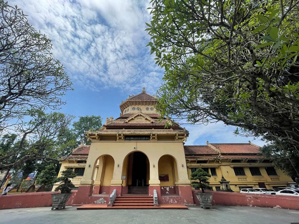 Kiến tr&uacute;c Đ&ocirc;ng Dương tại H&agrave; Nội: Khi những khối gạch đ&aacute; kể chuyện đối thoại văn h&oacute;a- Ảnh 3.