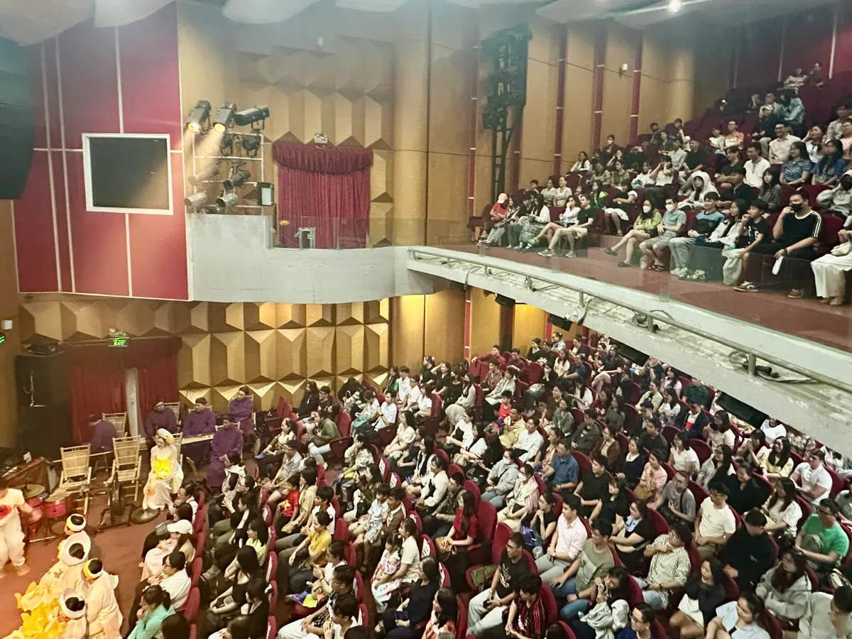 Kh&aacute;n giả TP Hồ Ch&iacute; Minh h&agrave;o hứng xem h&aacute;t bội trong những ng&agrave;y đầu năm mới - Ảnh 8.