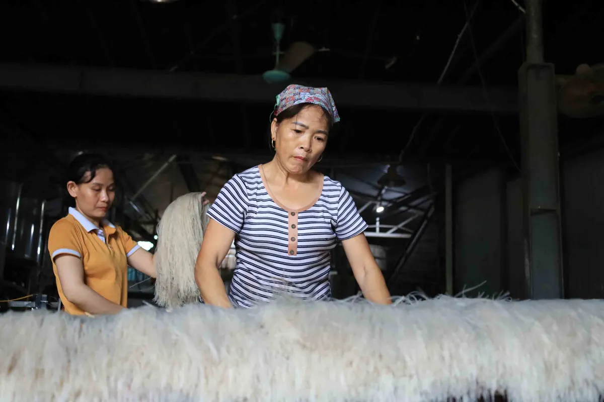 Lửa hồng xuy&ecirc;n đ&ecirc;m v&agrave; những đ&ocirc;i tay kh&ocirc;ng nghỉ ở "vương quốc" đặc sản Tết- Ảnh 1.