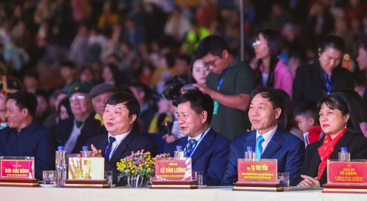 Điện Bi&ecirc;n khai hội Đua thuyền đu&ocirc;i &eacute;n tại Mường Lay - Ảnh 3.