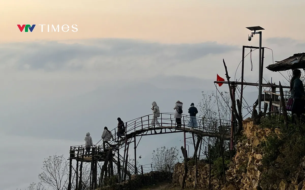 Những đám mây trắng bồng bềnh bao phủ thung lũng, tạo nên khung cảnh thơ mộng.