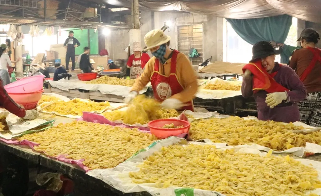 Lửa hồng xuy&ecirc;n đ&ecirc;m v&agrave; những đ&ocirc;i tay kh&ocirc;ng nghỉ ở "vương quốc" đặc sản Tết- Ảnh 4.