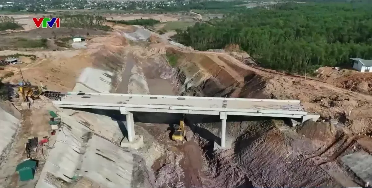 Những người công nhân trên công trường trọng điểm hồ Kẻ Gỗ - Ảnh 1.