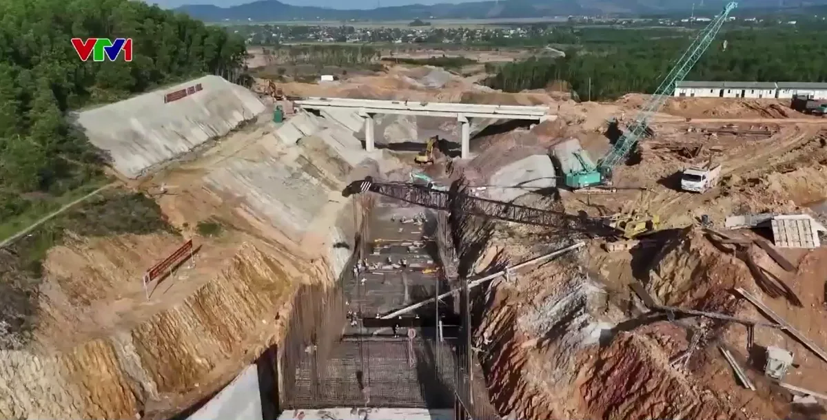 Những người công nhân trên công trường trọng điểm hồ Kẻ Gỗ - Ảnh 2.