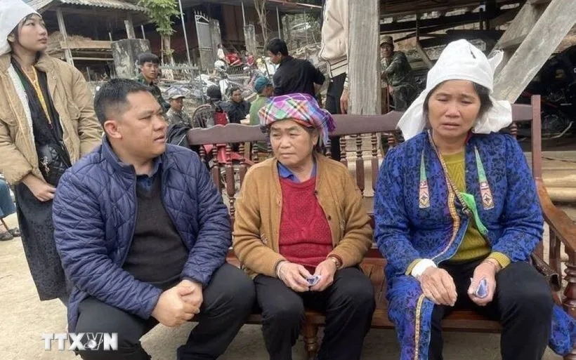 Lãnh đạo UBND xã Mường Giôn đến thăm hỏi, động viên gia đình các nạn nhân. (Ảnh: TTXVN phát)