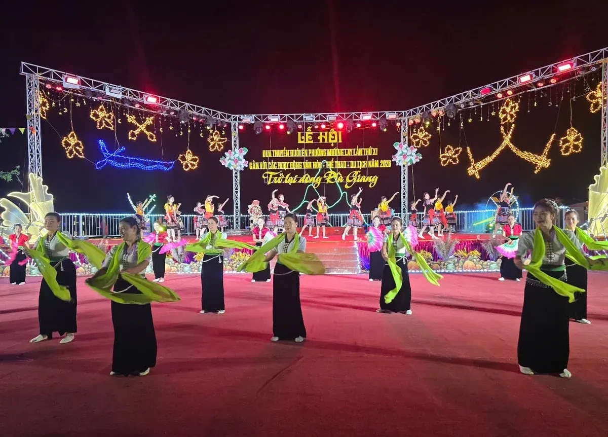 Điện Bi&ecirc;n khai hội Đua thuyền đu&ocirc;i &eacute;n tại Mường Lay - Ảnh 6.