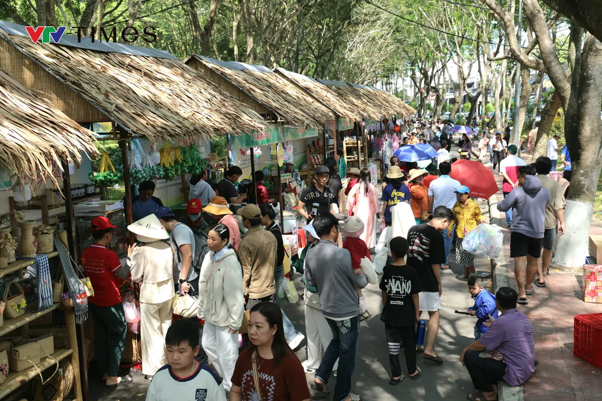 Đón năm mới 2026, làng hoa Sa Đéc hút khách với loạt trải nghiệm đặc sắc- Ảnh 8. Đón năm mới 2026, làng hoa Sa Đéc hút khách với loạt trải nghiệm đặc sắc- Ảnh 8.