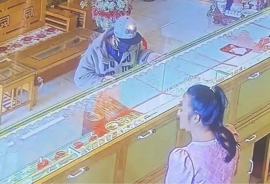 Bắt đối tượng cướp tiệm vàng ở Lâm Đồng khi chuẩn bị trốn sang Lào - Ảnh 2.