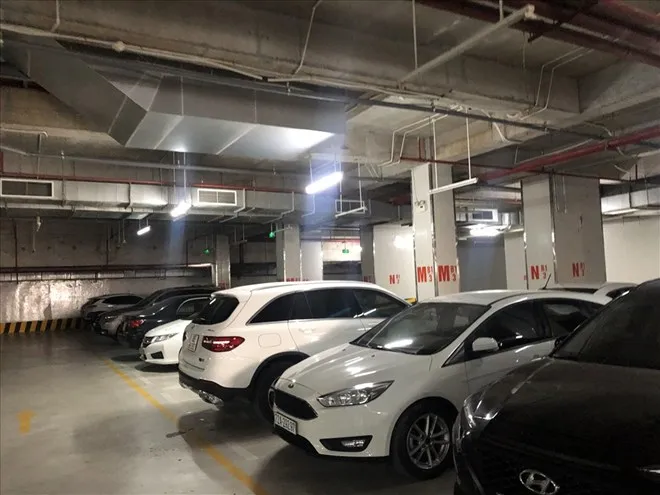 Nghịch l&yacute; đi mua sắm tiền triệu vẫn phải canh giờ đ&oacute;ng ph&iacute; gửi xe- Ảnh 1.