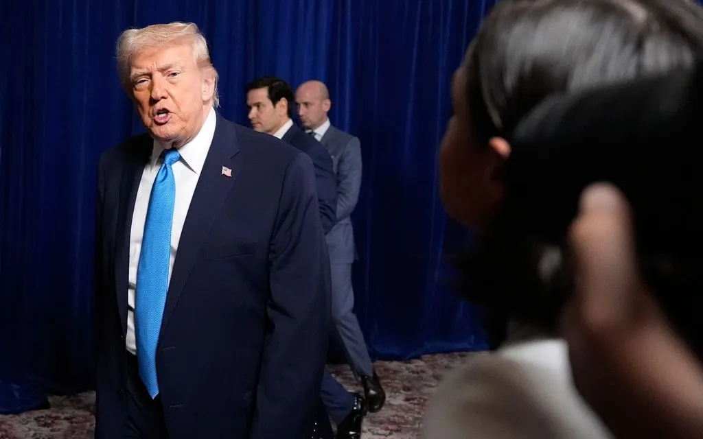 Tổng thống Donald Trump rời khỏi cuộc họp báo tại Mar-a-Lago, ở Palm Beach, Florida, ngày 3/1/2026 (Ảnh: AP/Alex Brandon)