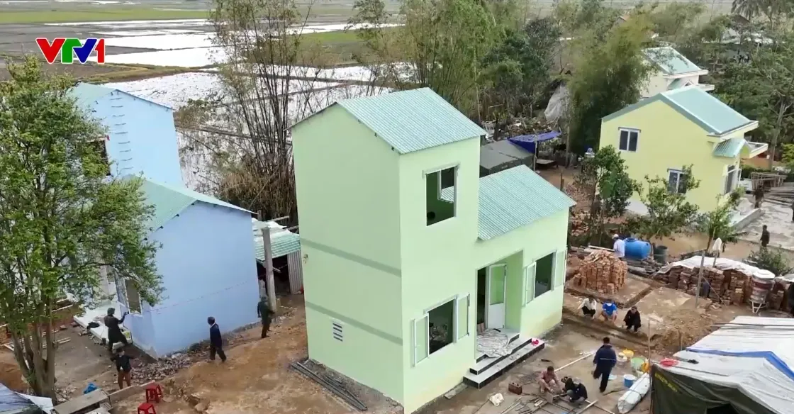 Trong hôm nay, tại các tỉnh từ Khánh Hòa đến TP Đà Nẵng, Quân khu 5 phối hợp UBND tỉnh các tỉnh và các đơn vị Bộ Quốc Phòng bàn giao 175 căn nhà người dân.