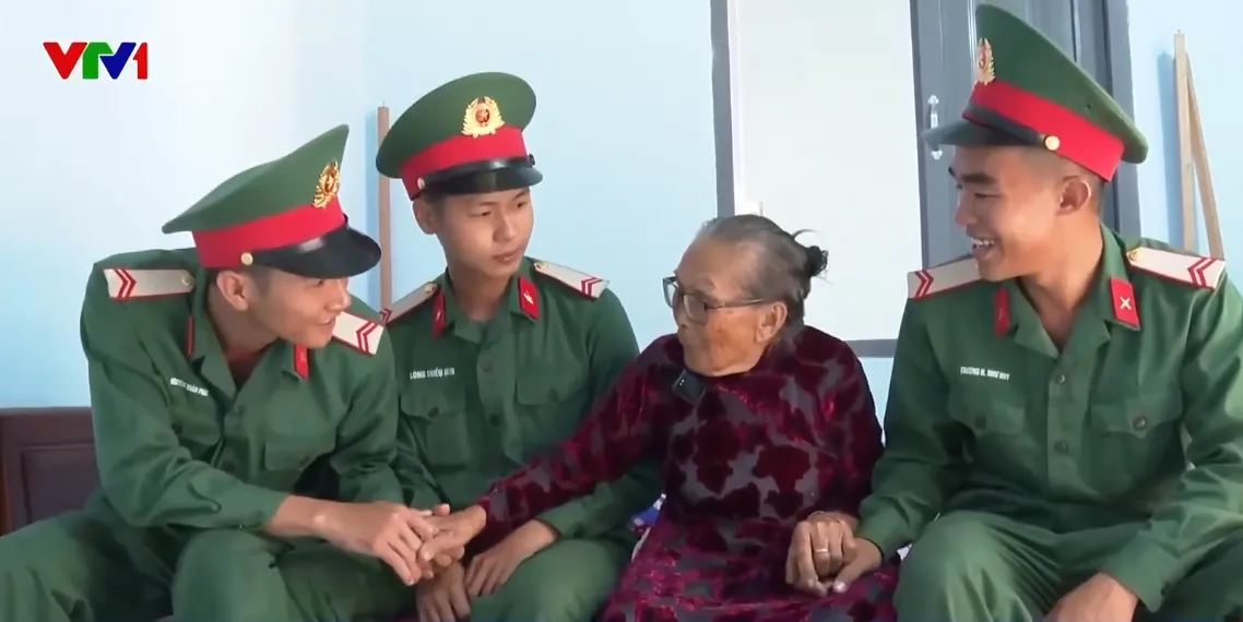 Tại Khánh Hòa, sáng nay, lễ bàn giao được tổ chức trang trọng cho gia đình cụ bà Lê Thị Đã (86 tuổi), là hộ thờ phụng liệt sĩ tại phường Đô Vinh.