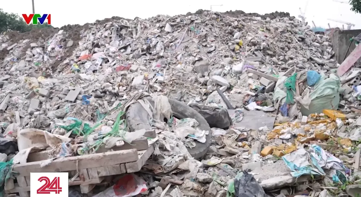 Nguy cơ hủy hoại đất đai từ việc chôn chất thải xây dựng - Ảnh 1.
