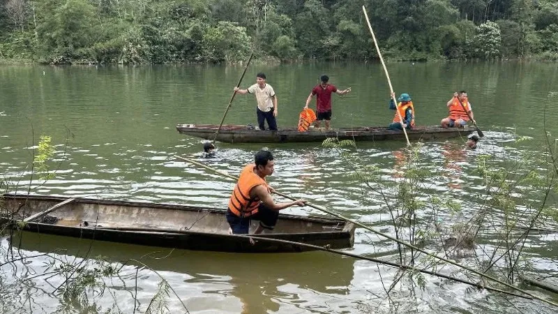 Lật ghe chở 7 người trên sông ở Đà Nẵng, 1 người tử vong - Ảnh 1.