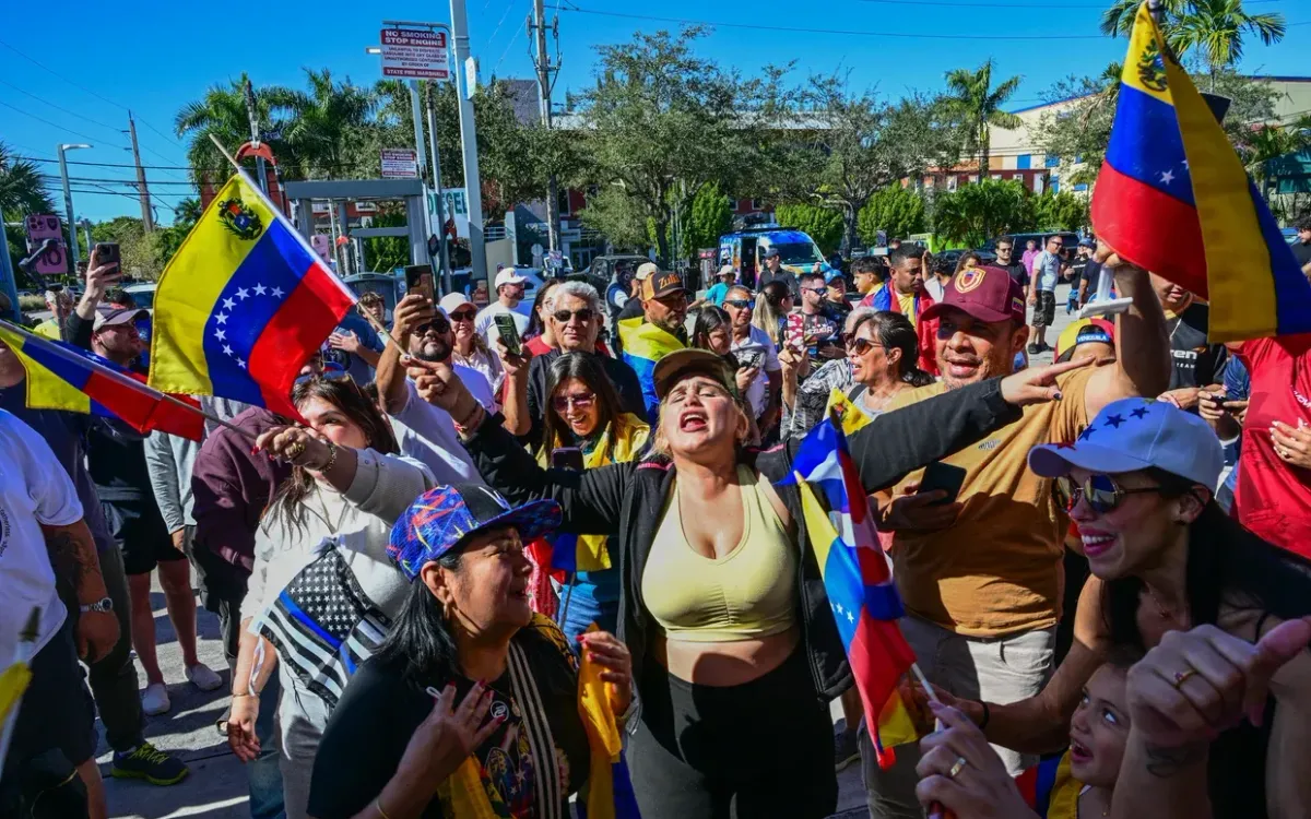 Người dân Venezuela biểu tình phản đối Mỹ bắt giữ Tổng thống Maduro- Ảnh 1.