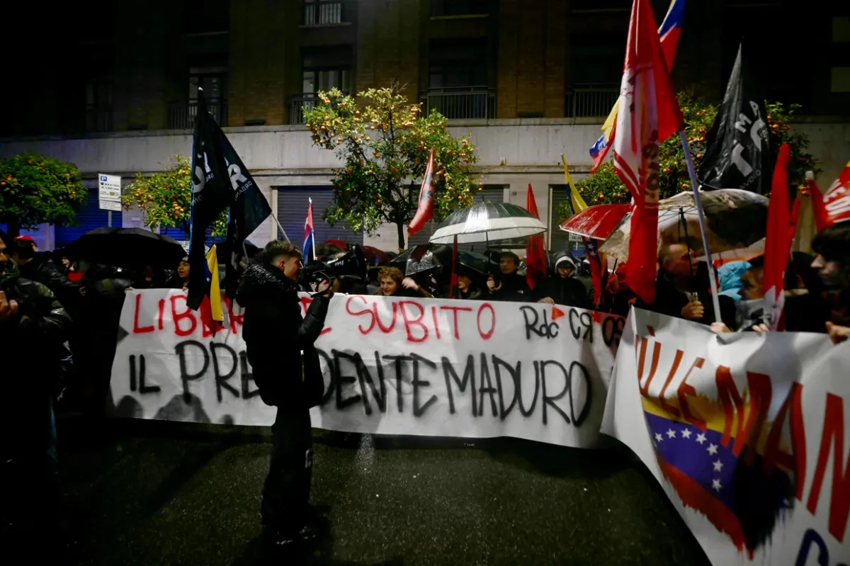 Người dân Venezuela biểu tình phản đối Mỹ bắt giữ Tổng thống Maduro- Ảnh 2.