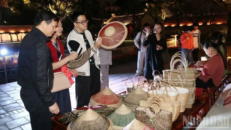 H&agrave; Nội đ&oacute;n lượng kh&aacute;ch kỷ lục dịp Tết Dương lịch 2026 - Ảnh 3.