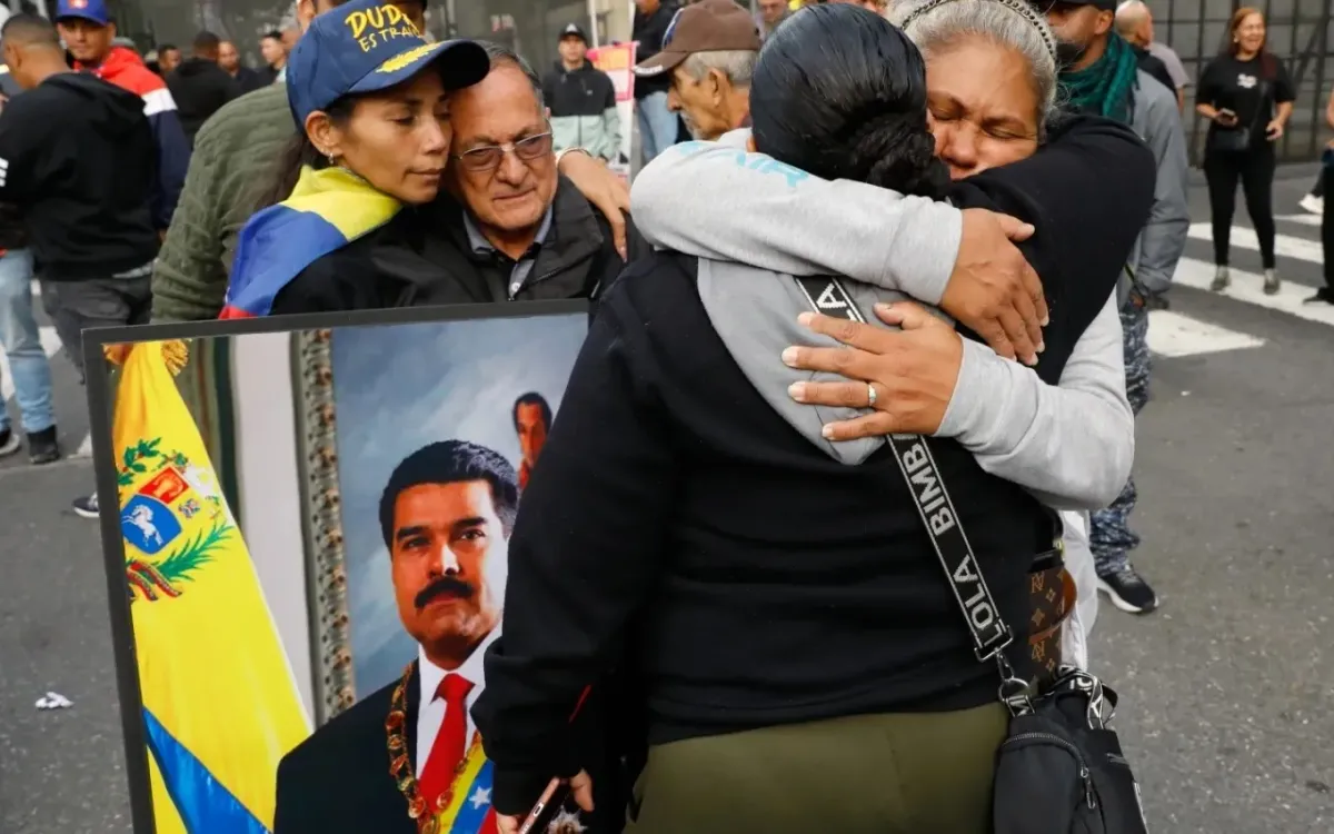 Những người ủng hộ Tổng thống Maduro biểu tình ở Caracas, Venezuela, ngày 3/1/2026 (Ảnh: AP)