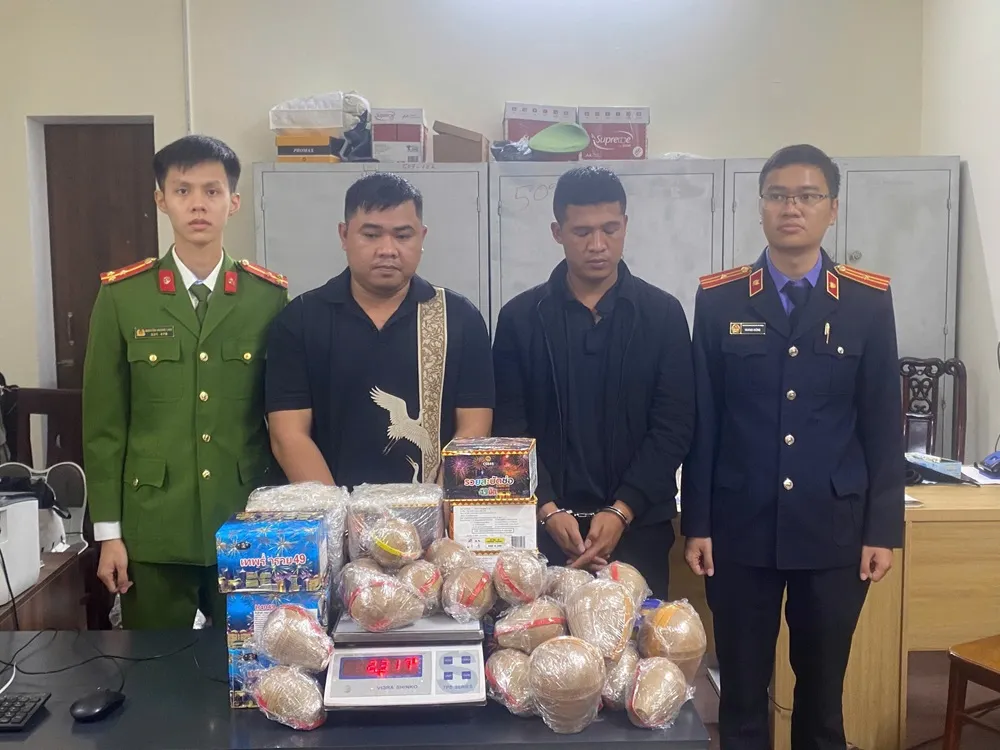 Nam thanh ni&ecirc;n 30 tuổi cầm đầu đường d&acirc;y bu&ocirc;n b&aacute;n thuốc ph&aacute;o, tiền chất để sản xuất ph&aacute;o nổ - Ảnh 1.