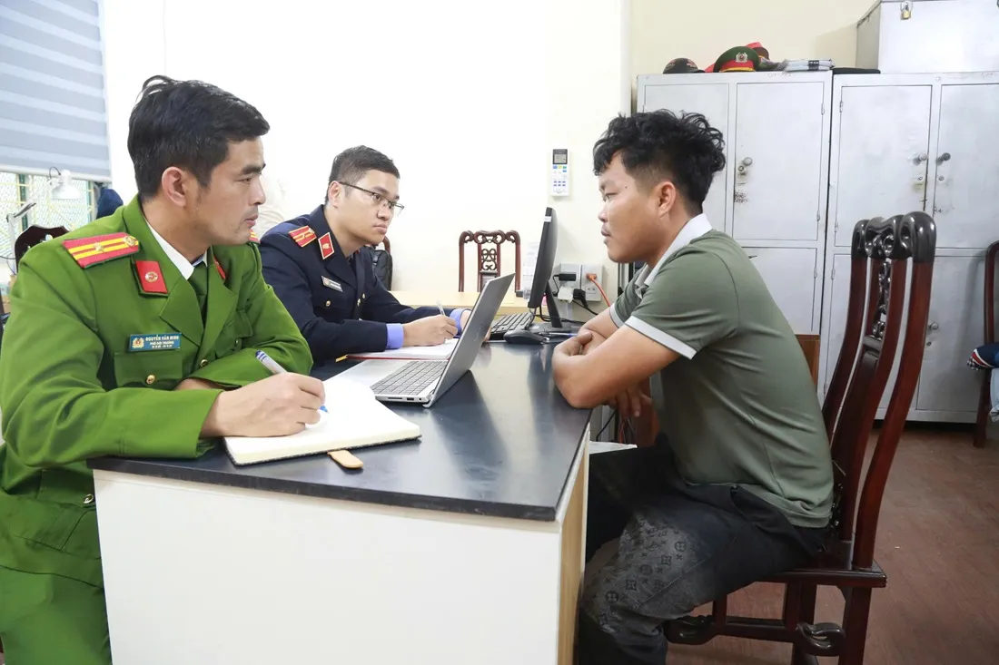 Nam thanh ni&ecirc;n 30 tuổi cầm đầu đường d&acirc;y bu&ocirc;n b&aacute;n thuốc ph&aacute;o, tiền chất để sản xuất ph&aacute;o nổ - Ảnh 4.