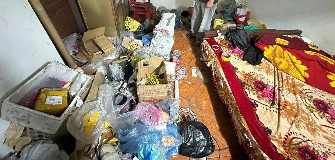 Nam thanh ni&ecirc;n 30 tuổi cầm đầu đường d&acirc;y bu&ocirc;n b&aacute;n thuốc ph&aacute;o, tiền chất để sản xuất ph&aacute;o nổ - Ảnh 5.