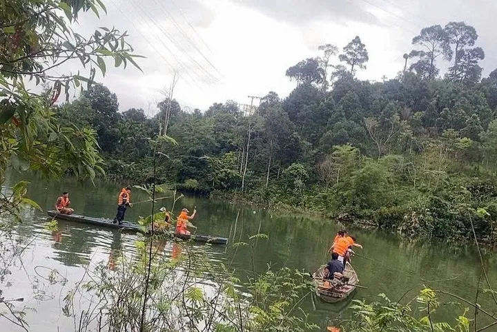 Lật ghe chở 7 người trên sông ở Đà Nẵng, 1 người tử vong - Ảnh 2.